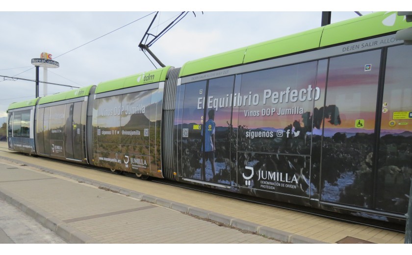 La DO Jumilla inaugura un tranvía en Murcia como parte de su promoción